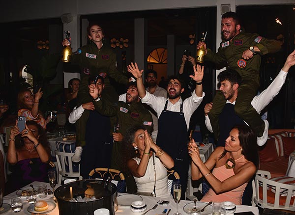 Harpers Bazaar'dan Ağustos kapağı kutlaması