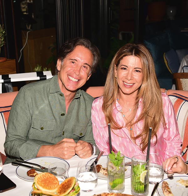 Harpers Bazaar'dan Ağustos kapağı kutlaması