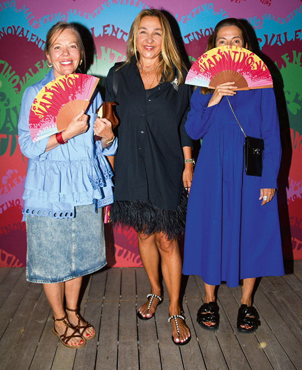 Yeni koleksiyona plajda tanıtım