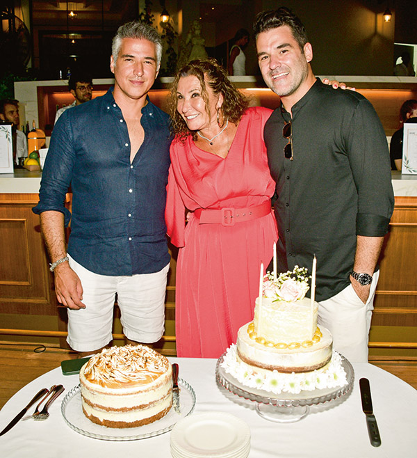 Açılış davetinde sürpriz kutlama