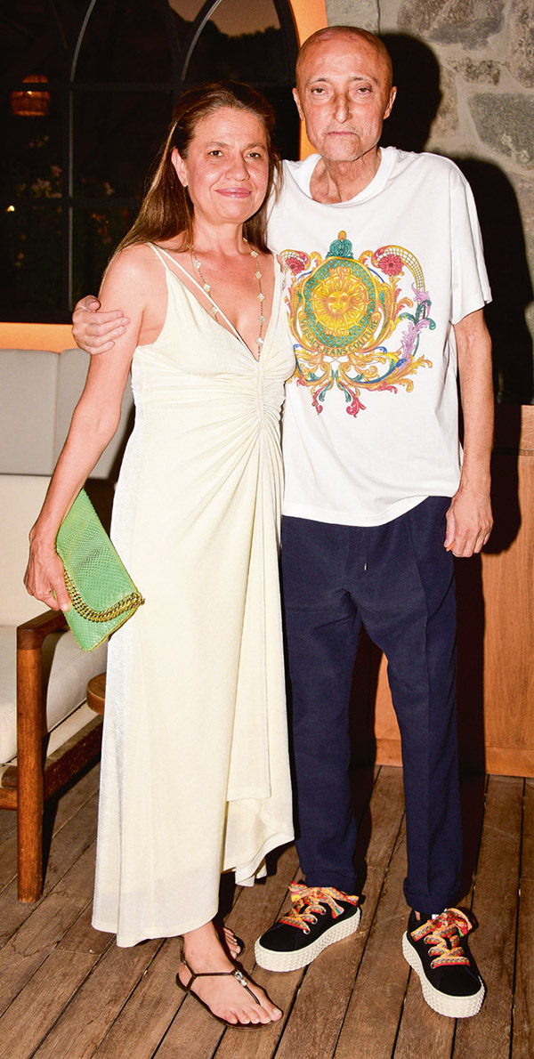 Açılış davetinde sürpriz kutlama