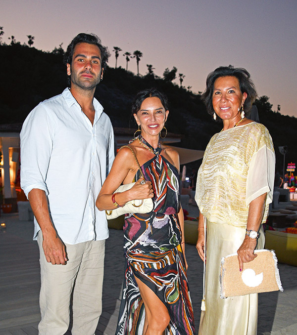 Yeni koleksiyona plajda tanıtım