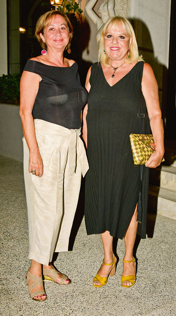 Açılış davetinde sürpriz kutlama