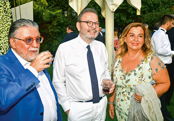 Kır düğünüyle hayatlarını birleştirdiler