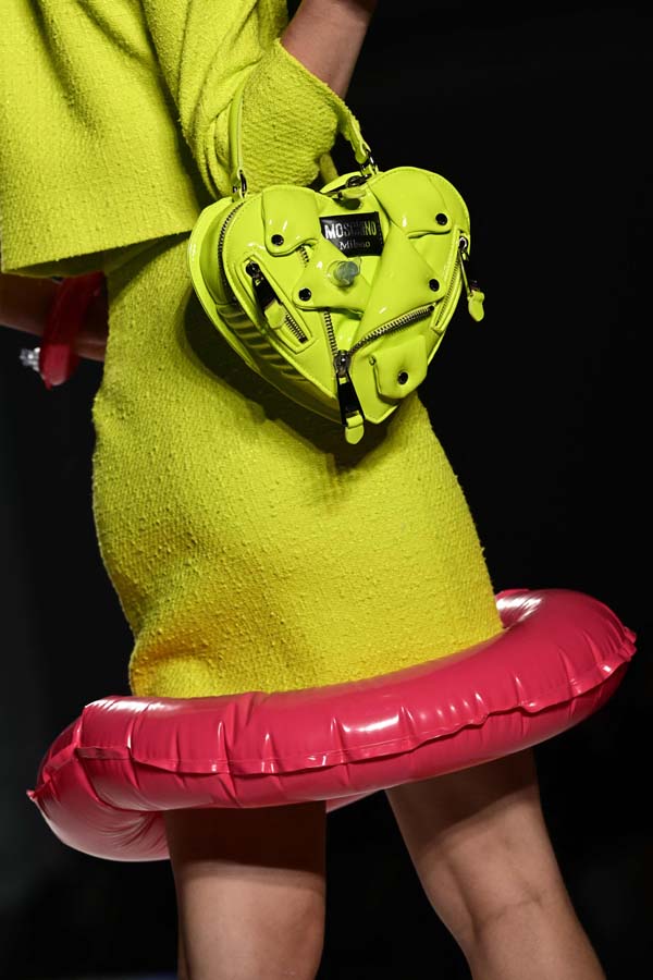 Moschino İlkbahar/Yaz 2023 koleksiyonu