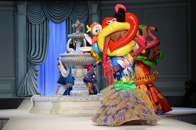 Moschino İlkbahar/Yaz 2023 koleksiyonu