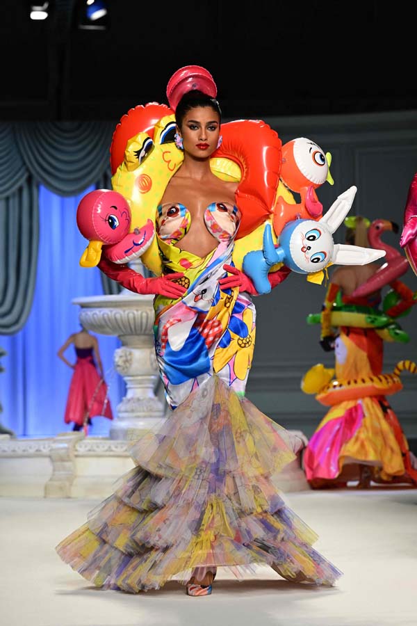 Moschino İlkbahar/Yaz 2023 koleksiyonu