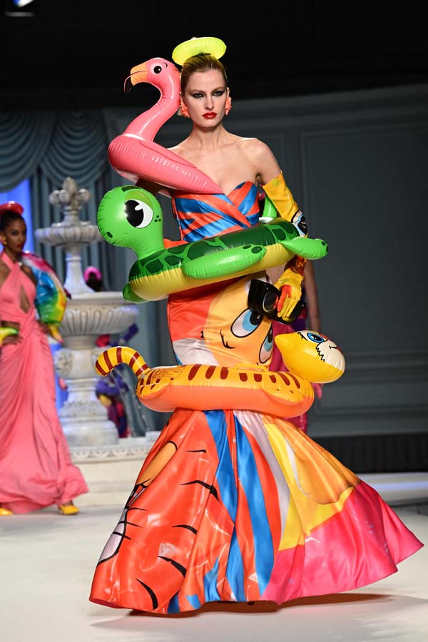 Moschino İlkbahar/Yaz 2023 koleksiyonu