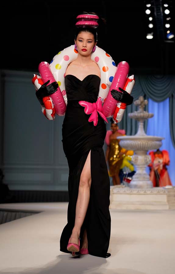Moschino İlkbahar/Yaz 2023 koleksiyonu