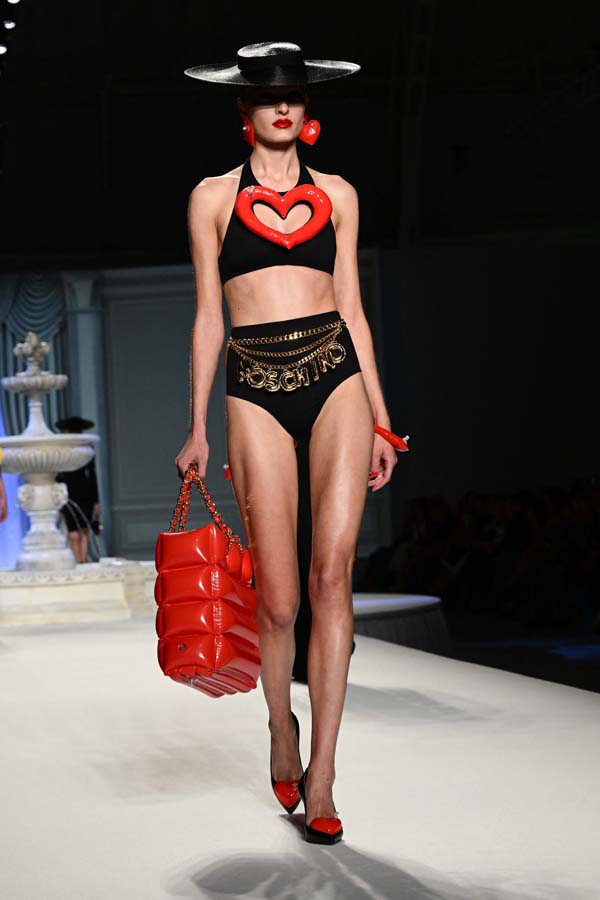 Moschino İlkbahar/Yaz 2023 koleksiyonu