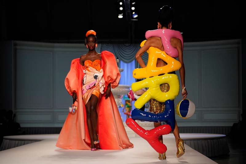 Moschino İlkbahar/Yaz 2023 koleksiyonu