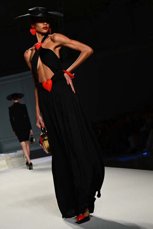 Moschino İlkbahar/Yaz 2023 koleksiyonu