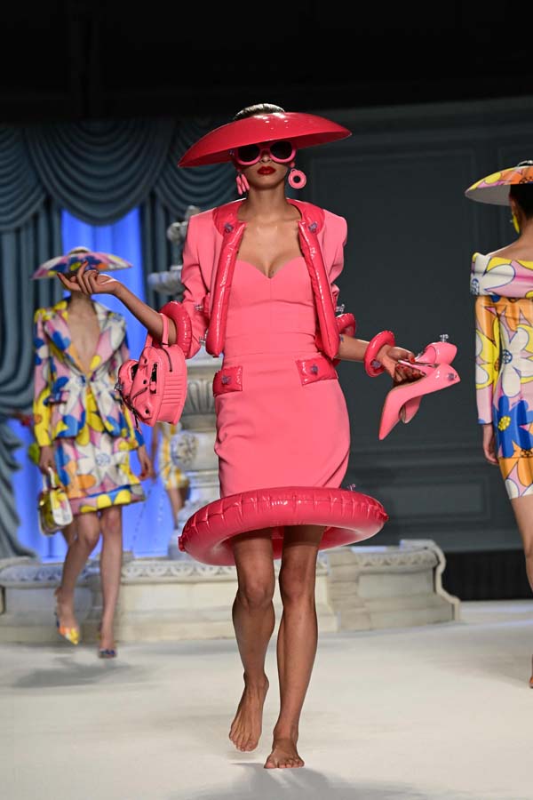 Moschino İlkbahar/Yaz 2023 koleksiyonu