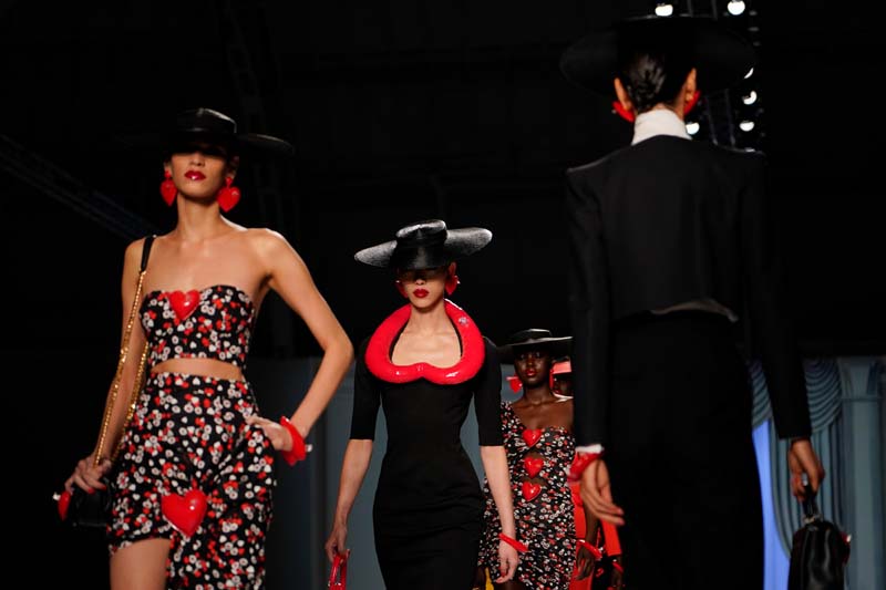 Moschino İlkbahar/Yaz 2023 koleksiyonu