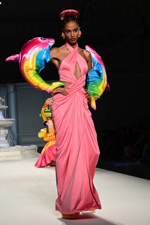 Moschino İlkbahar/Yaz 2023 koleksiyonu