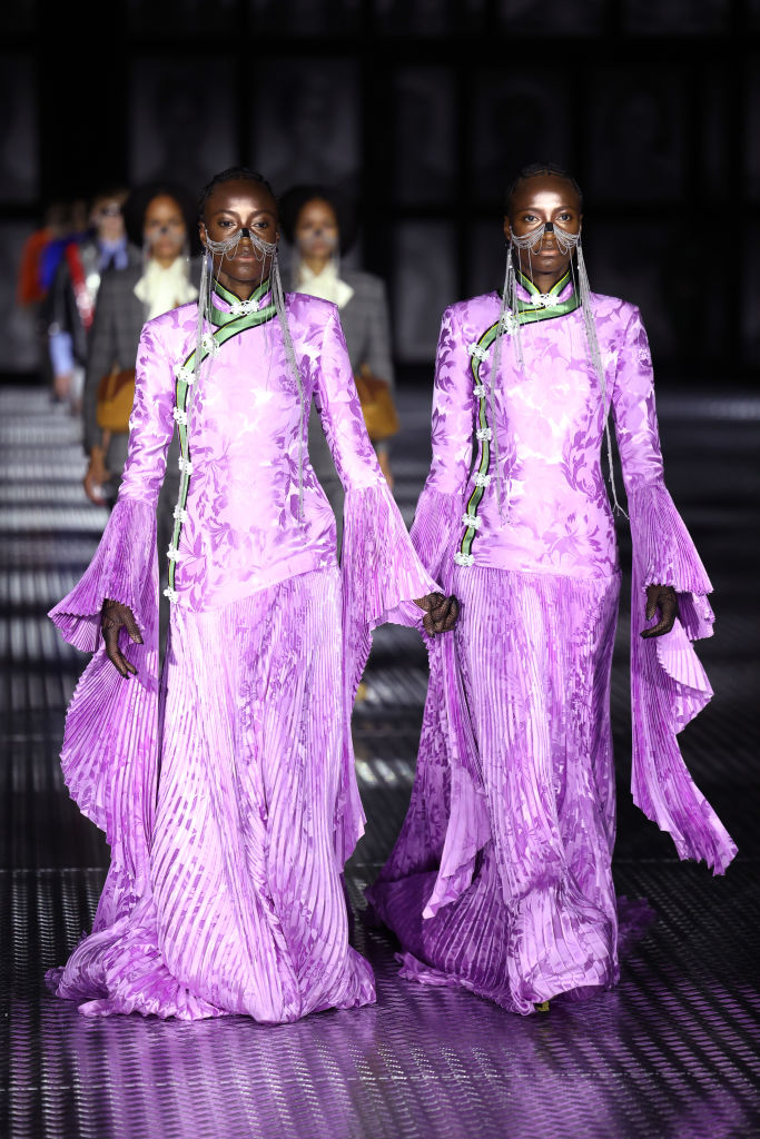 Gucci defilesinde 68 tek yumurta ikizi podyumda yürüdü