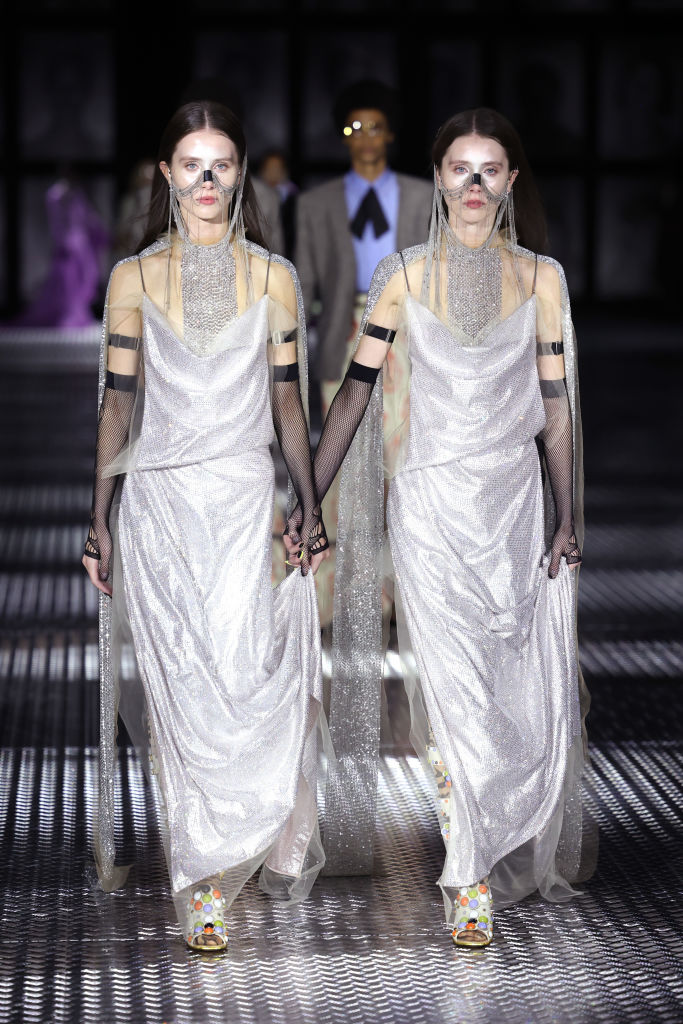 Gucci defilesinde 68 tek yumurta ikizi podyumda yürüdü