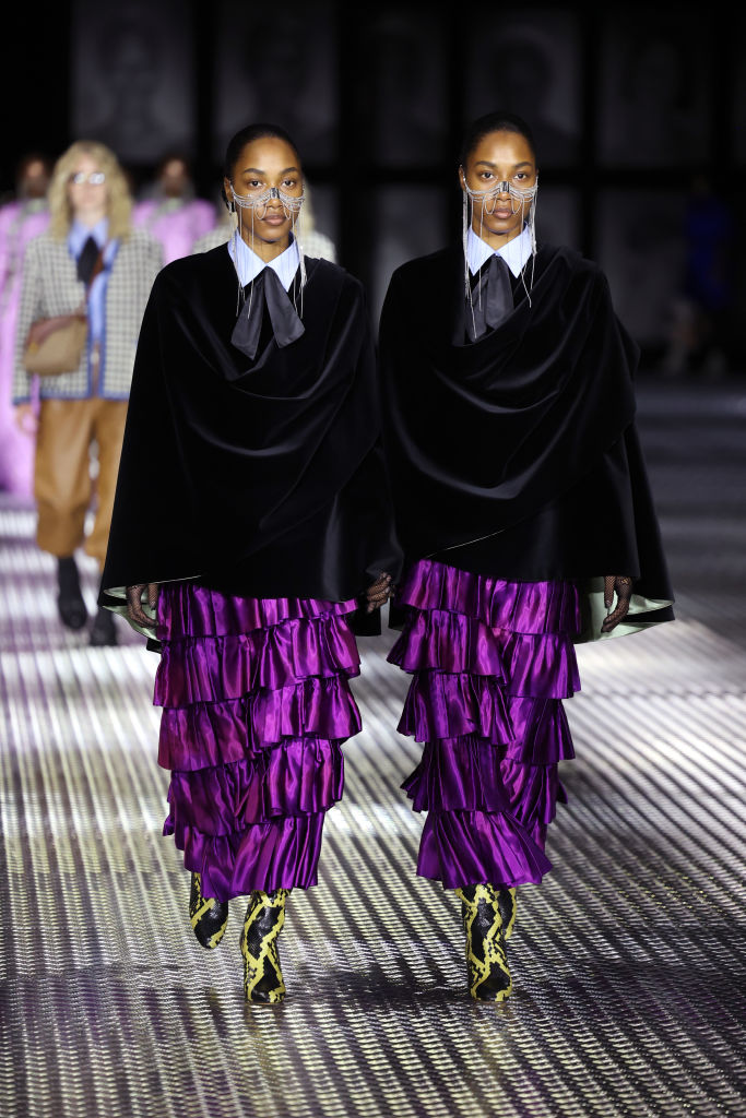 Gucci defilesinde 68 tek yumurta ikizi podyumda yürüdü
