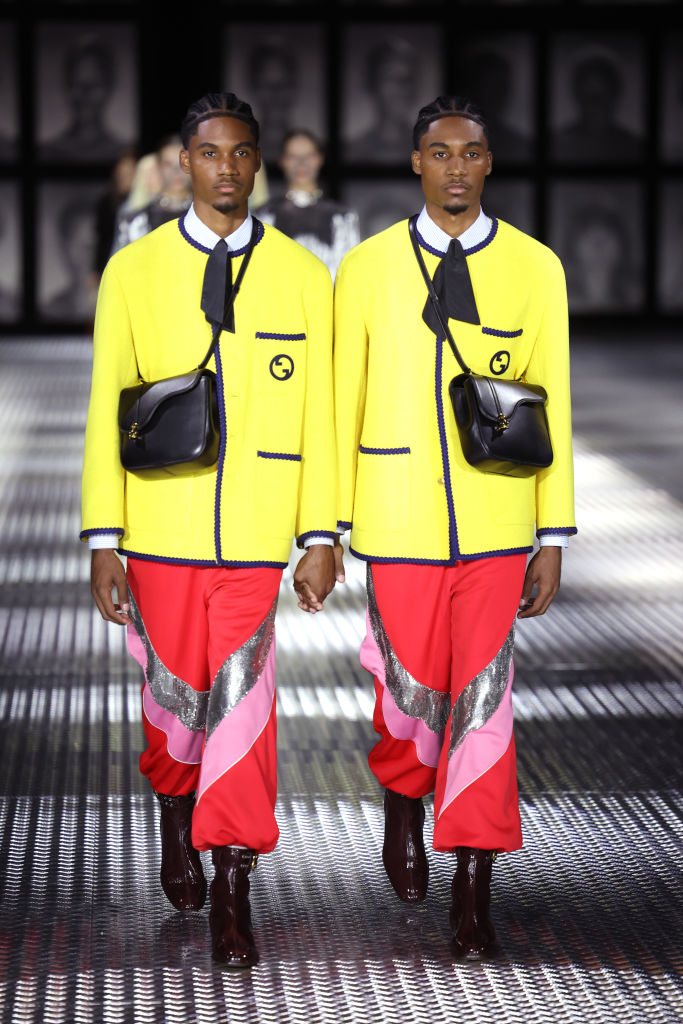 Gucci defilesinde 68 tek yumurta ikizi podyumda yürüdü