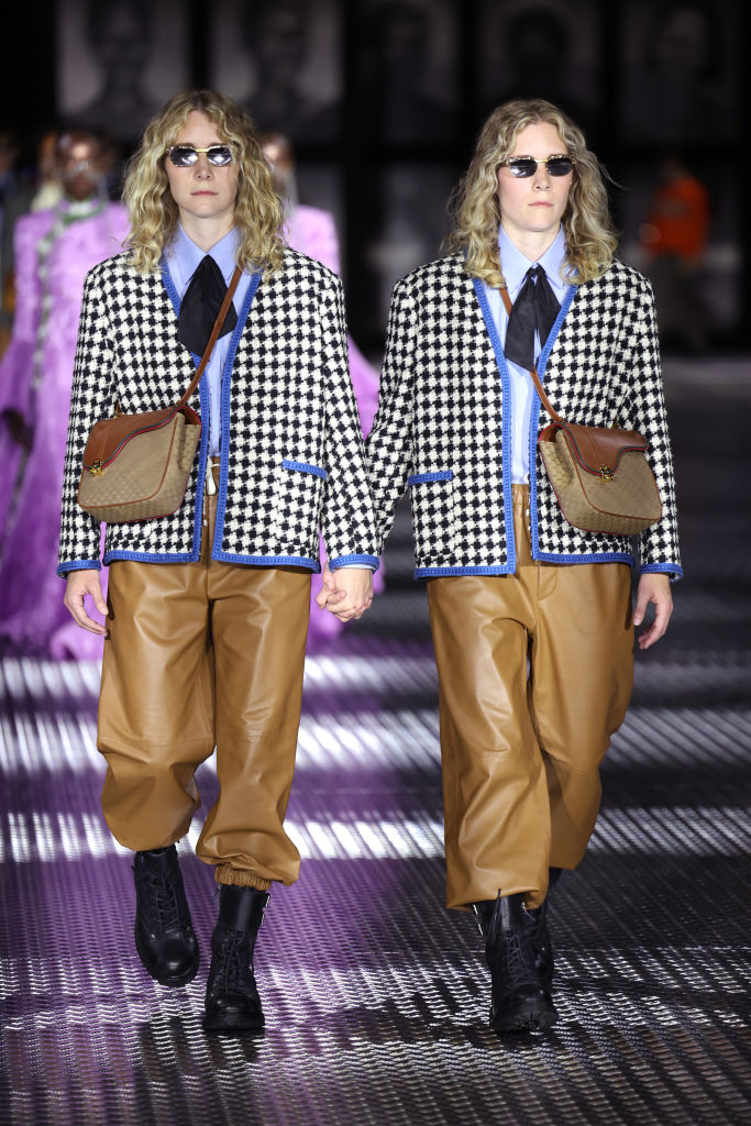 Gucci defilesinde 68 tek yumurta ikizi podyumda yürüdü