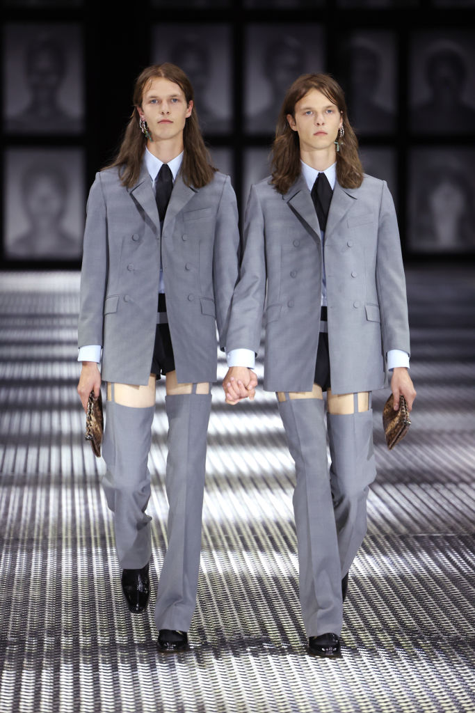 Gucci defilesinde 68 tek yumurta ikizi podyumda yürüdü