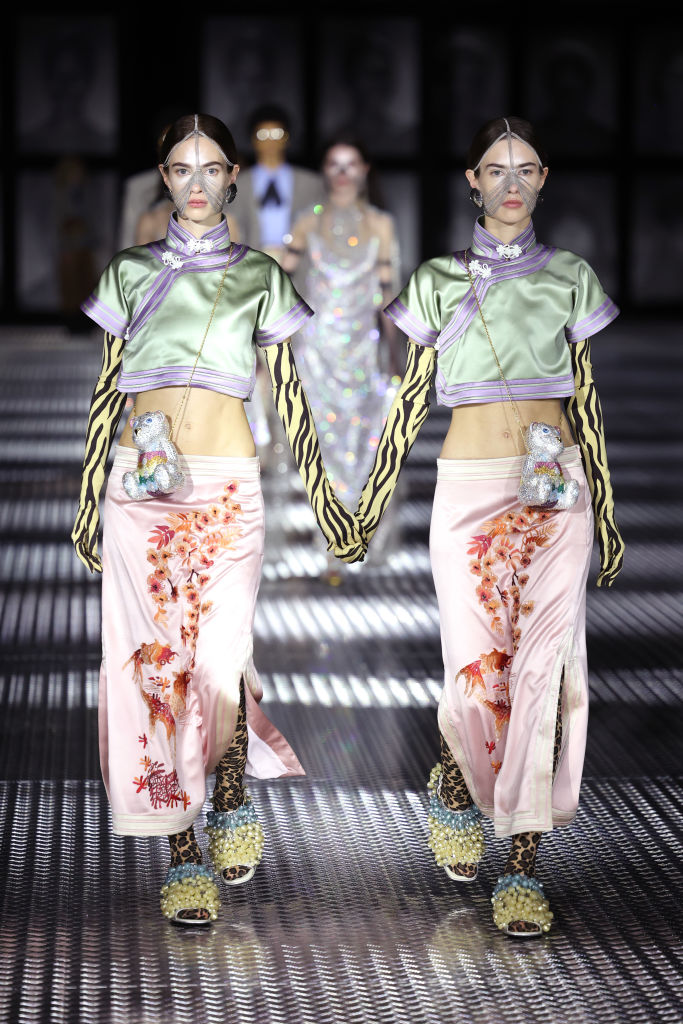 Gucci defilesinde 68 tek yumurta ikizi podyumda yürüdü