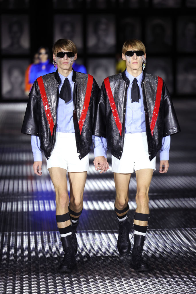 Gucci defilesinde 68 tek yumurta ikizi podyumda yürüdü