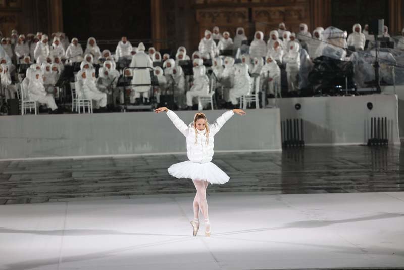 Moncler'den 70. yılına özel görsel şov