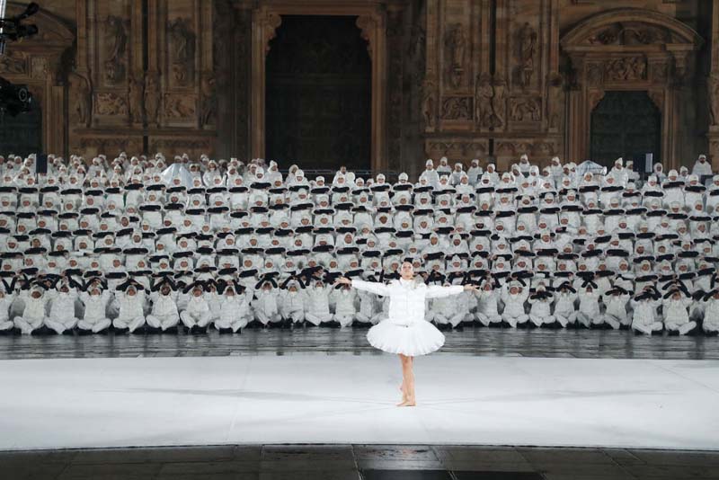 Moncler'den 70. yılına özel görsel şov