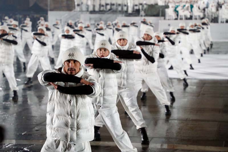 Moncler'den 70. yılına özel görsel şov