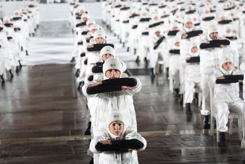 Moncler'den 70. yılına özel görsel şov