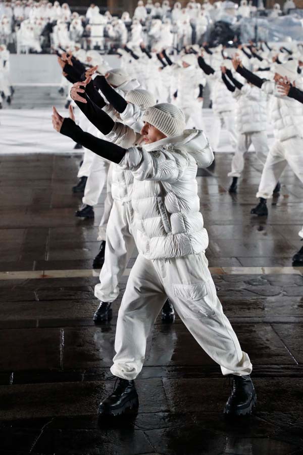 Moncler'den 70. yılına özel görsel şov