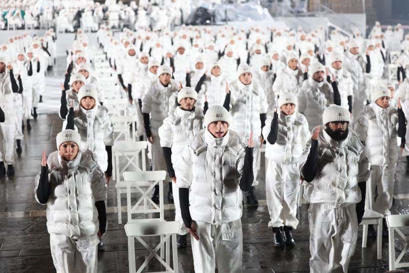 Moncler'den 70. yılına özel görsel şov