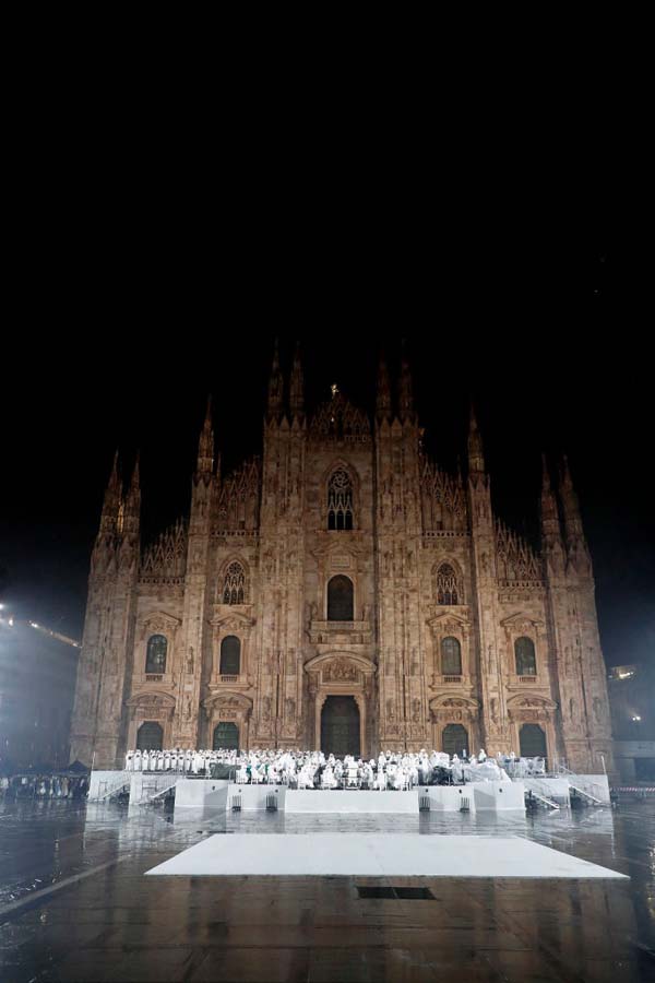 Moncler'den 70. yılına özel görsel şov