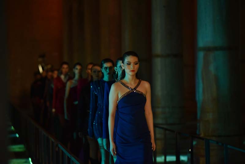 adL x Raisa Vanessa Sonbahar/Kış 22 – 23 koleksiyonuna çarpıcı defile