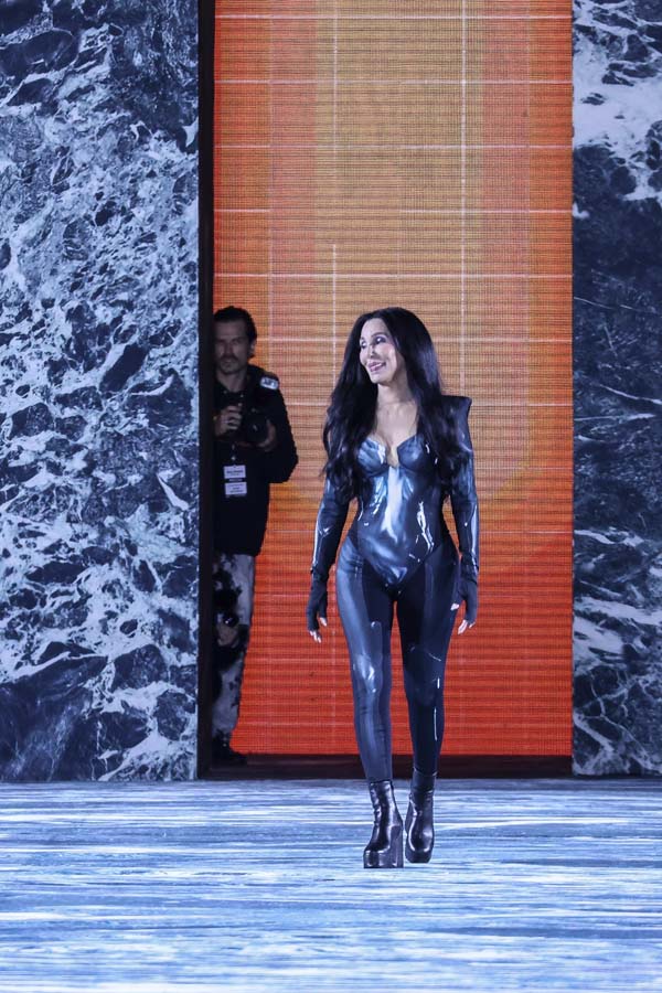 Şarkıcı Cher, Balmain defilesinde sahneye çıktı