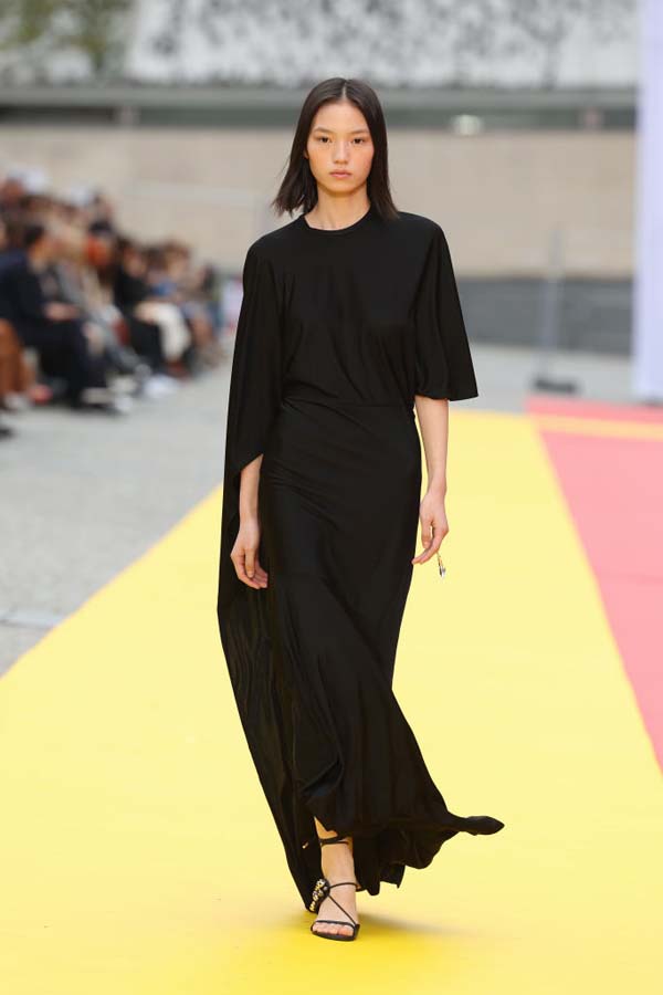 Stella McCartney İlkbahar/Yaz 2023 defilesi