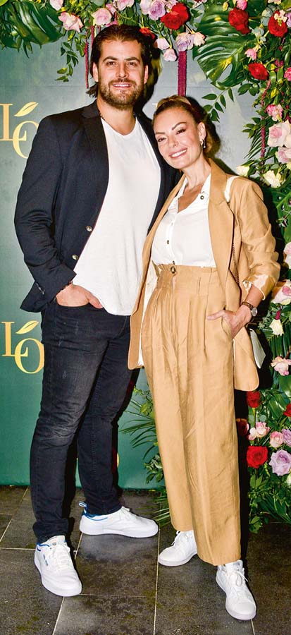 Cemiyet ve sanat hayatının ünlüleri bir araya geldi