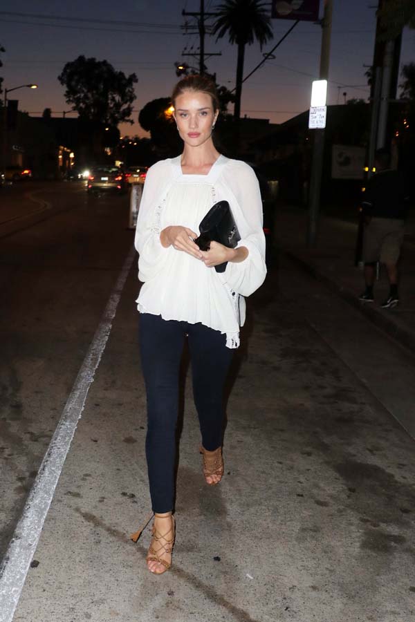 Rosie Huntington-Whiteley ünlü marka için kamera karşısında