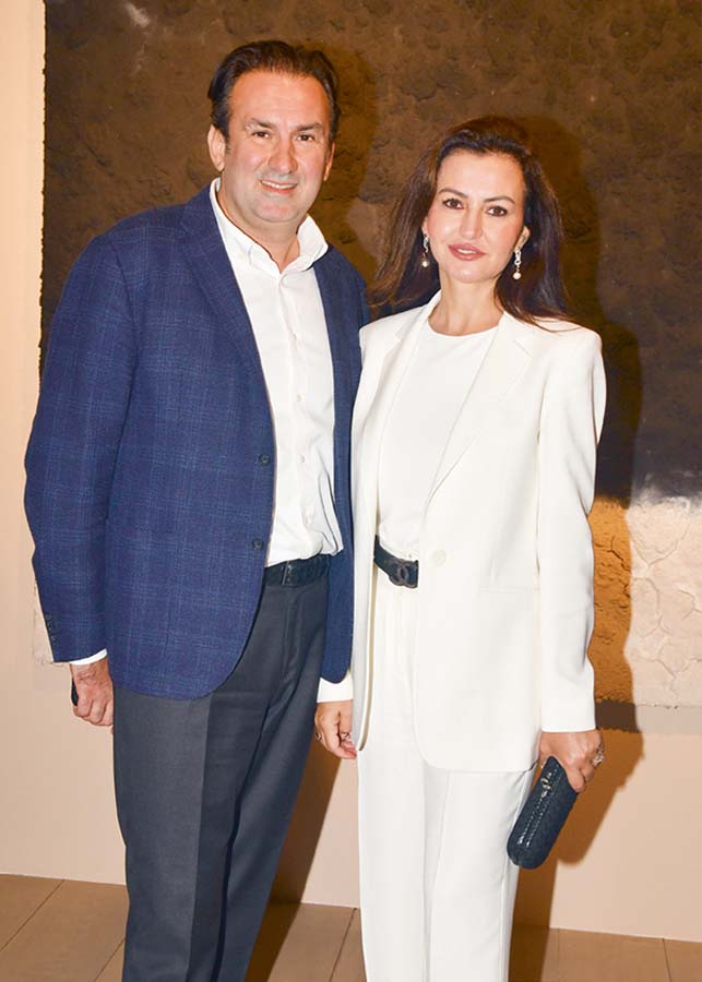 Türkiye'de ilk kişisel sergisini açtı