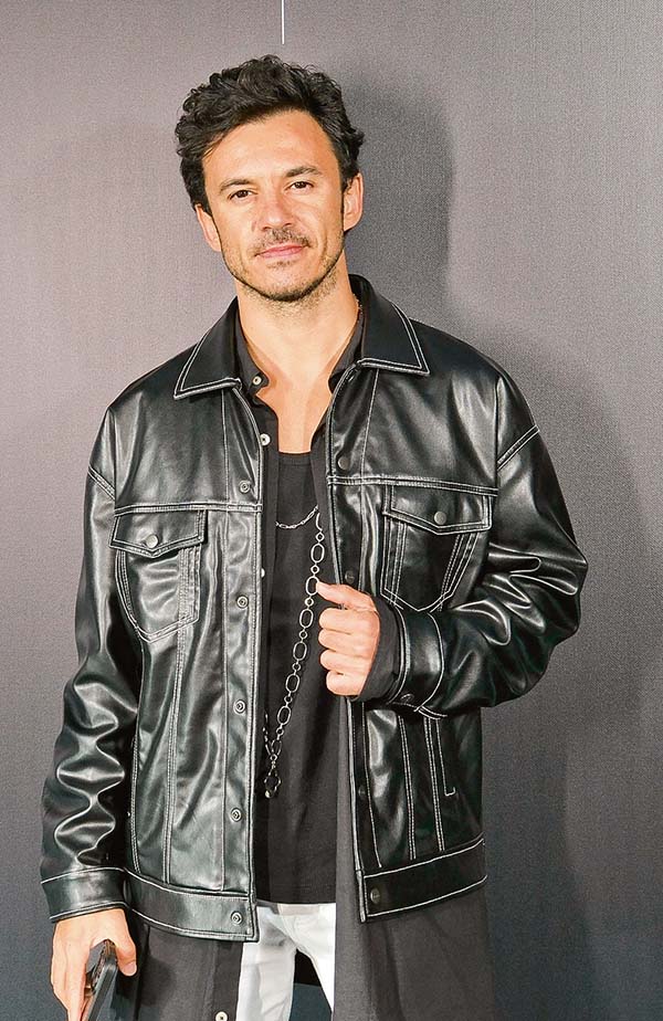 Yeni marka anlaşmasını davetle kutladı