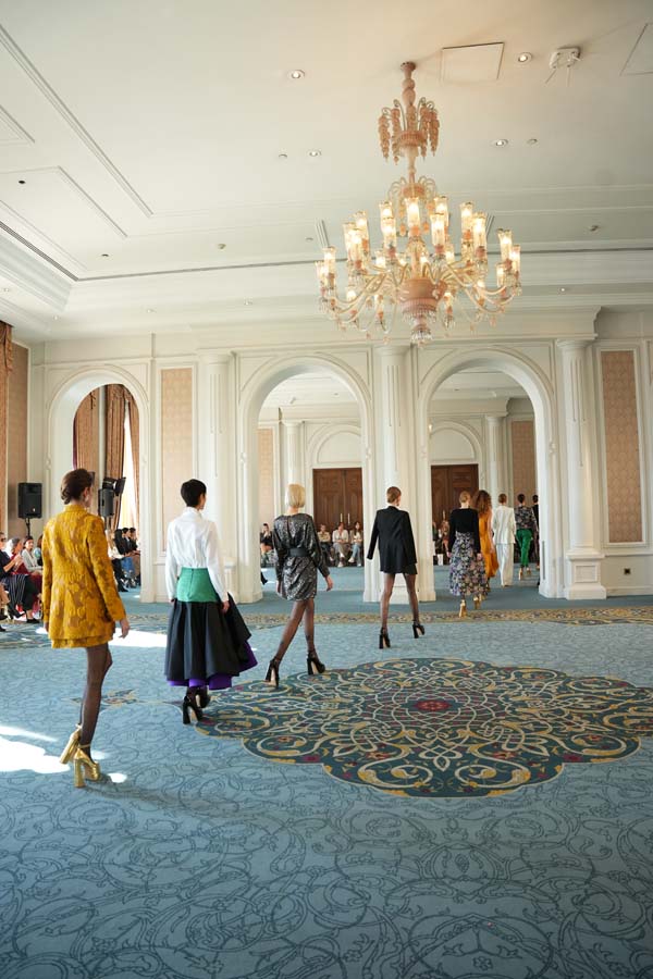 Çırağan Sarayı'nda göz kamaştıran bir defile: adL Night Zoom x Mert Aslan