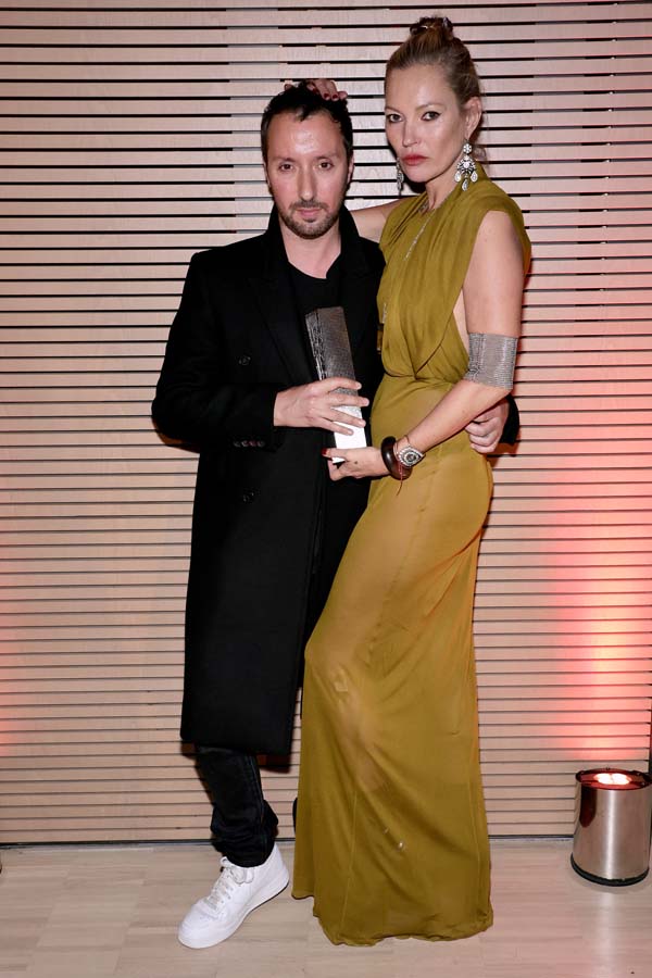 Bütün dikkatler Kate Moss'un üzerinde