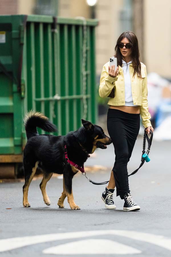 Emily Ratajkowski, ünlü markanın kış sezonu kampanyasında