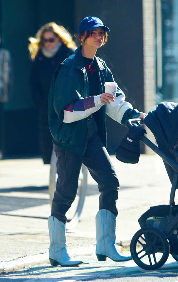 Emily Ratajkowski, ünlü markanın kış sezonu kampanyasında