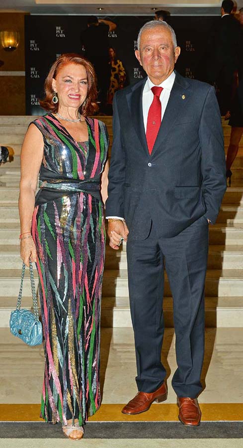 Sokak hayvanları için şık gala