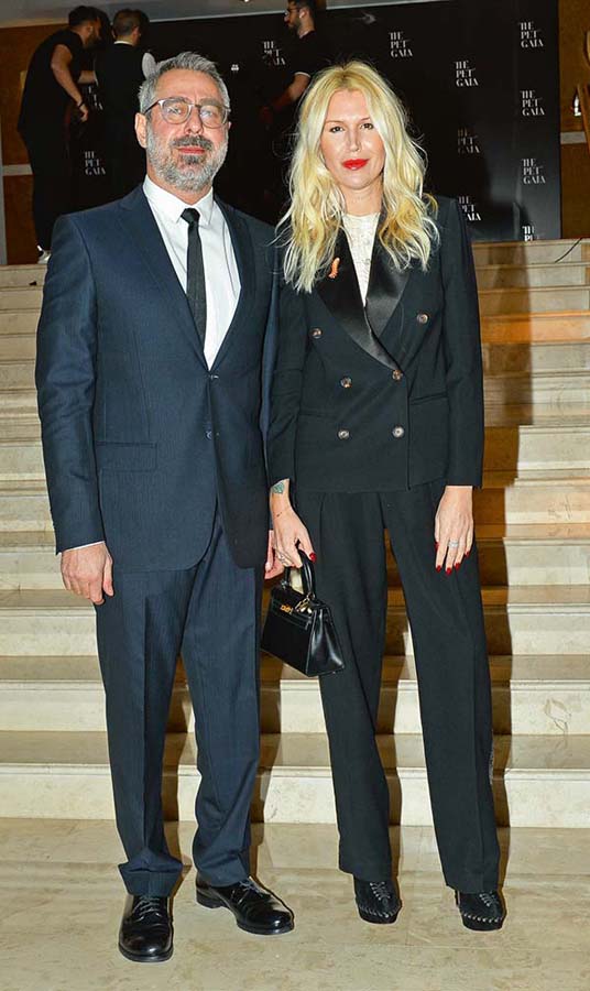 Sokak hayvanları için şık gala