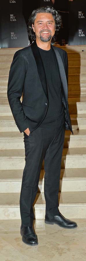 Sokak hayvanları için şık gala