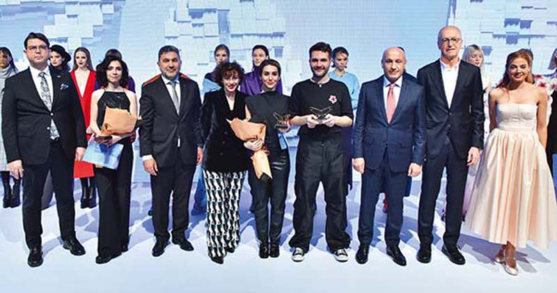 Genç moda tasarımcıları ödüllerine kavuştu
