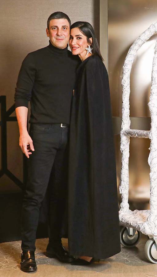 Otel odasında moda partisi